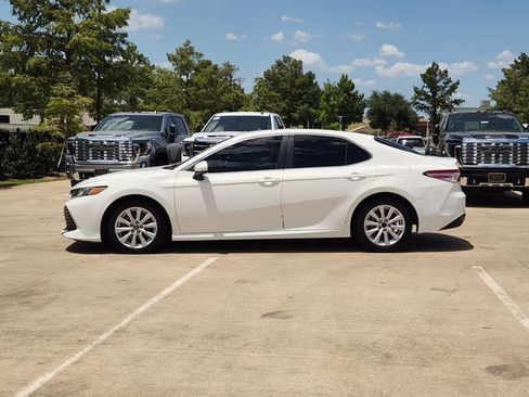 Used 2018 Toyota Camry LE FWD image 4
