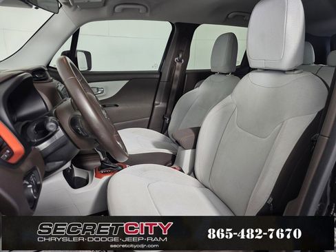 Used 2015 Jeep Renegade Latitude image 10