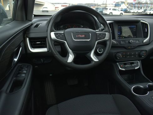 Used 2024 GMC Terrain SLE image 17