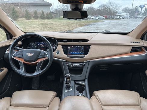 Used 2017 Cadillac XT5 Platinum image 2