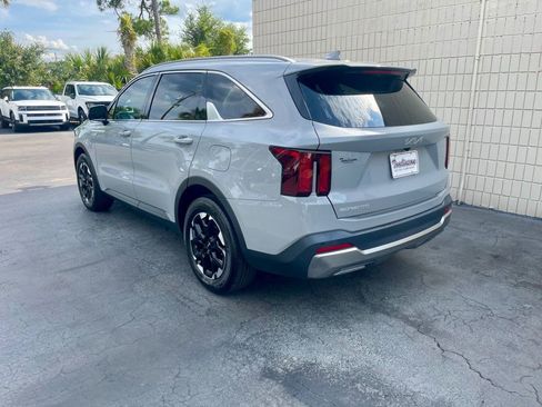 Used 2025 Kia Sorento S FWD image 3