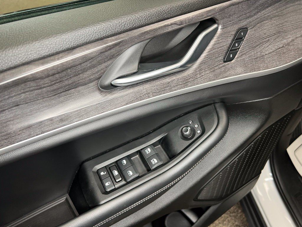 Used 2024 Jeep Grand Cherokee Limited AWD/4WD image 17