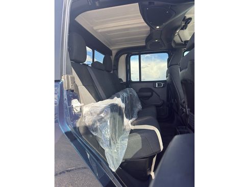 Certified 2025 Jeep Gladiator Rubicon w/ Convenience Group AWD/4WD image 15