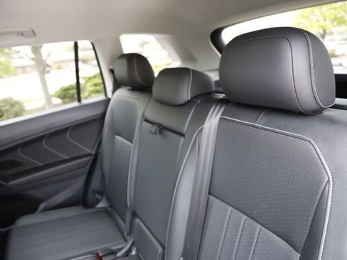 Used 2023 Volkswagen Tiguan SE AWD/4WD image 15