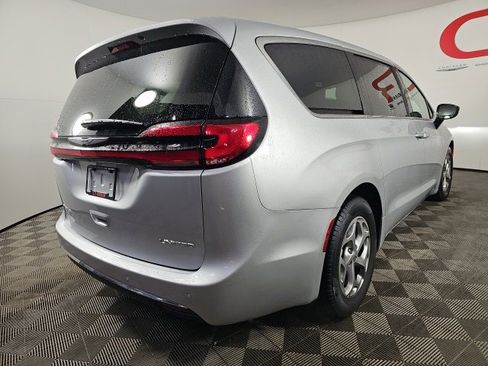 Certified 2024 Chrysler Pacifica Limited image 7