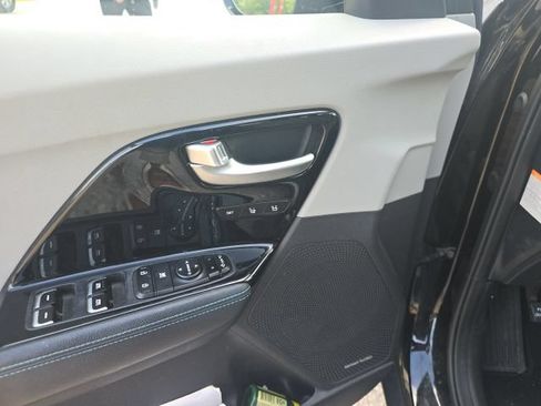 Used 2019 Kia Niro Touring FWD image 7