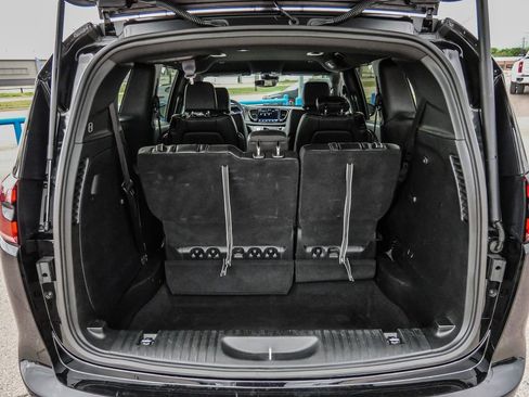 Used 2025 Chrysler Pacifica Select image 11