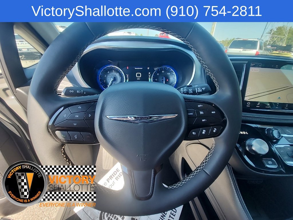 Used 2025 Chrysler Pacifica Limited FWD image 15