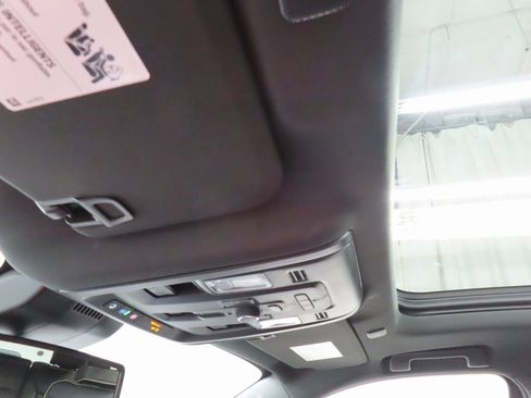 Used 2024 GMC Yukon XL SLT image 25