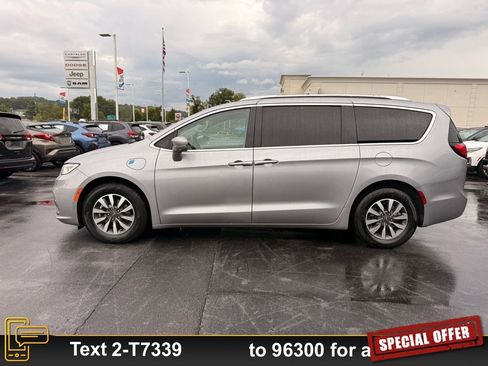 Used 2021 Chrysler Pacifica Touring-L image 8