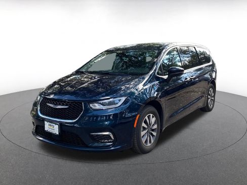 Used 2023 Chrysler Pacifica Touring-L image 3