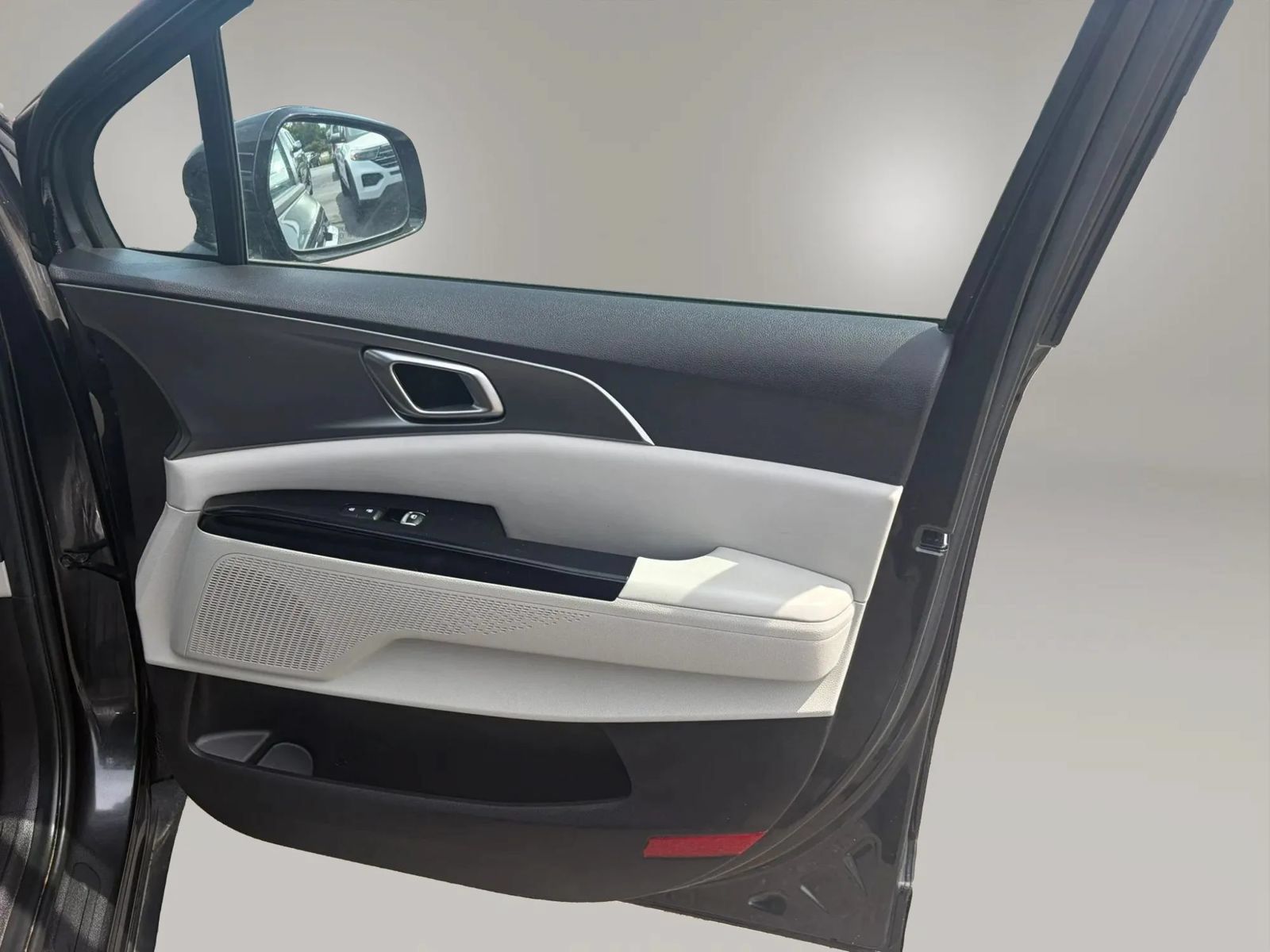 Used 2022 Kia Carnival LX FWD image 31