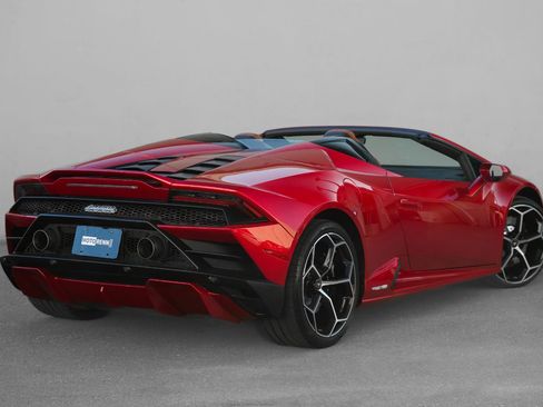 Used 2021 Lamborghini Huracan EVO image 3