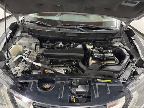 Used 2017 Nissan Rogue SV w/ SV Family Package image 6