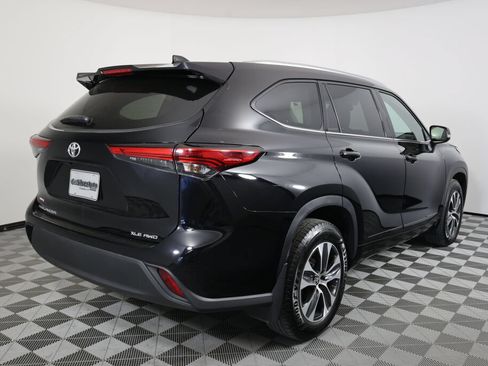 Used 2021 Toyota Highlander XLE AWD/4WD image 2
