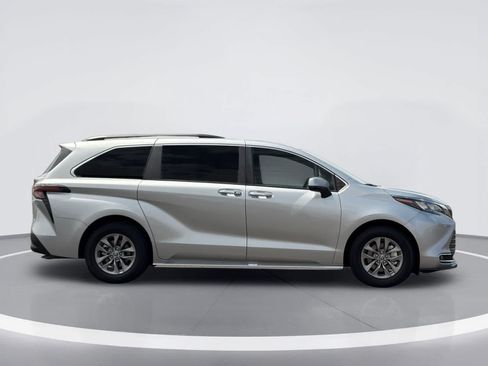 Used 2024 Toyota Sienna XLE FWD image 7