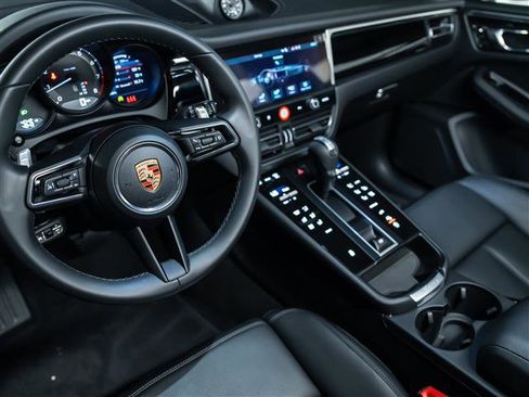 Certified 2026 Porsche Macan image 4
