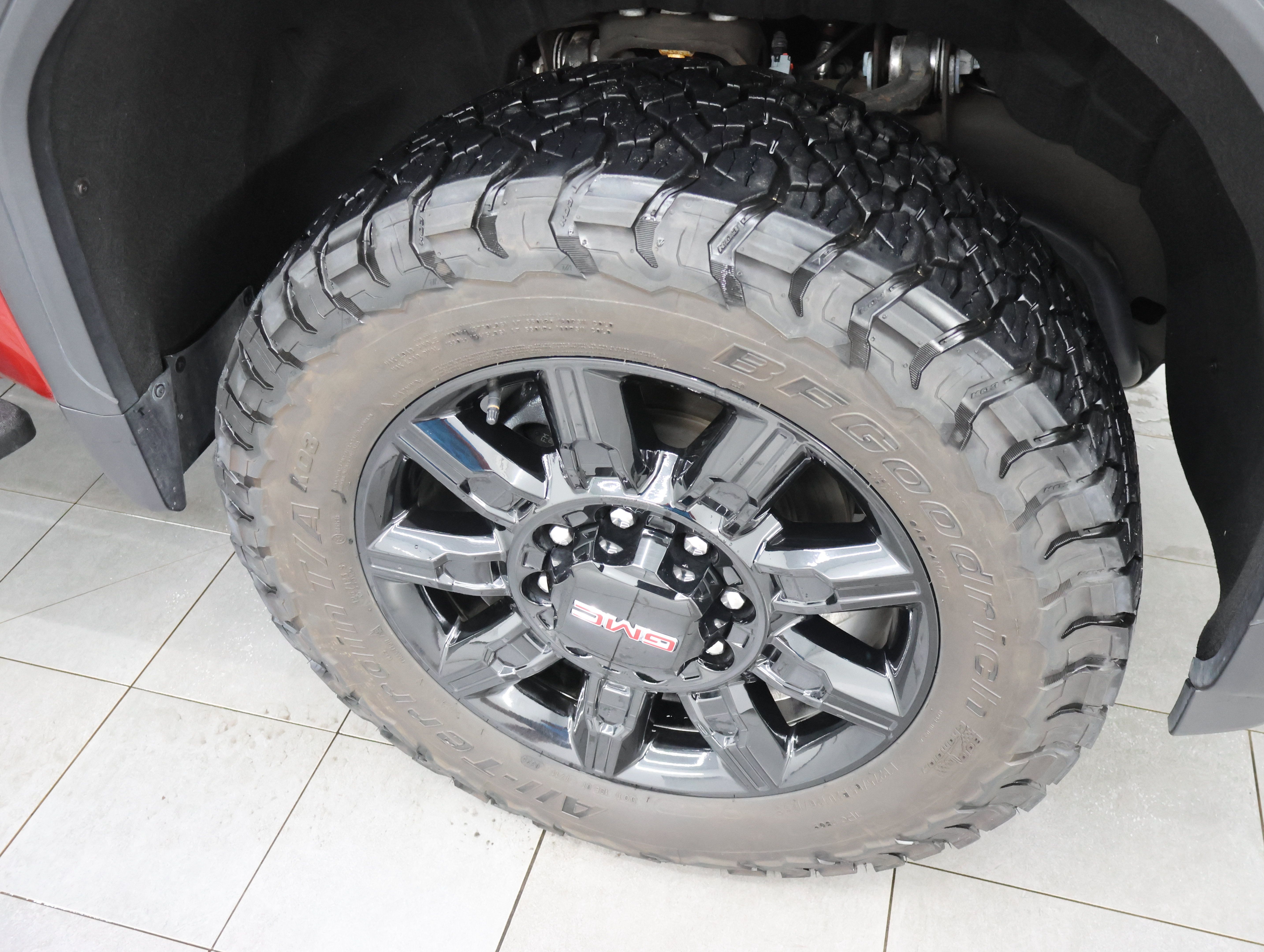 Used 2025 GMC Sierra 2500 AT4 w/ AT4 Premium Plus Package AWD/4WD image 3