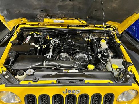 Used 2015 Jeep Wrangler Unlimited Rubicon w/ Connectivity Group image 39