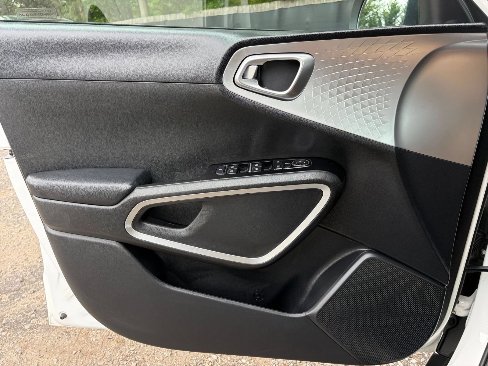 Used 2025 Kia Soul LX w/ LX Technology Package FWD image 18