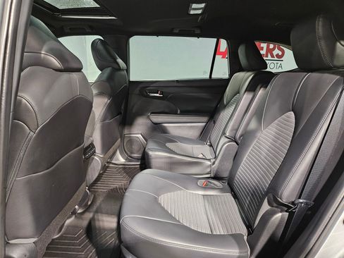 Used 2021 Toyota Highlander XSE FWD image 36