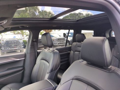 New 2025 Jeep Grand Cherokee L Limited w/ Luxury Tech Group II AWD/4WD image 22