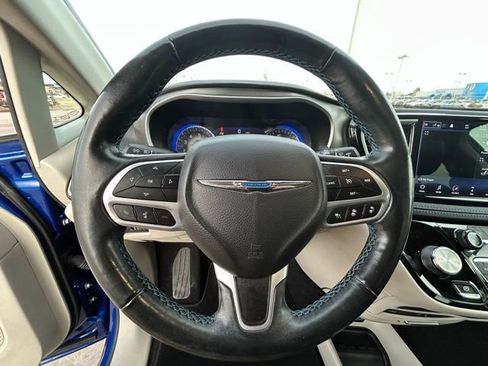 Used 2021 Chrysler Pacifica Touring-L w/ Uconnect Theater Family Group image 11