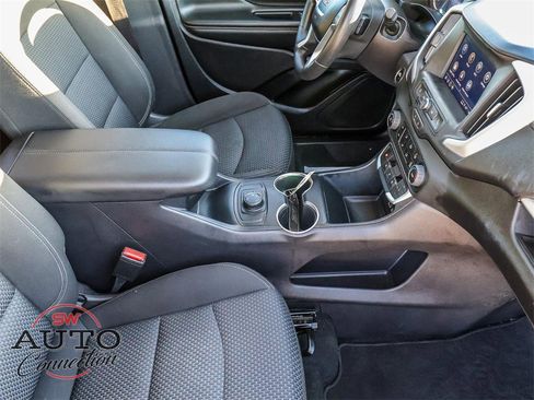 Used 2024 GMC Terrain SLE image 17