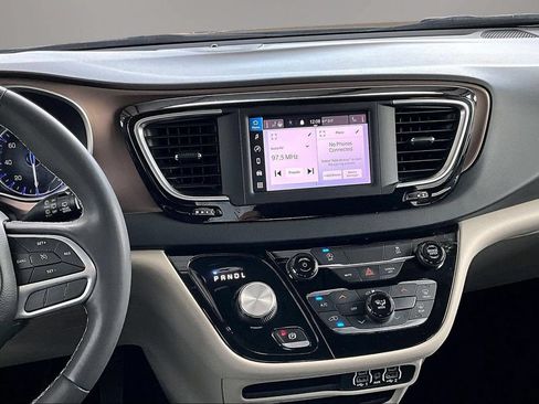 Used 2022 Chrysler Voyager LX FWD image 9