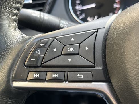 Used 2018 Nissan Rogue SV w/ Sun & Sound Touring Package image 17