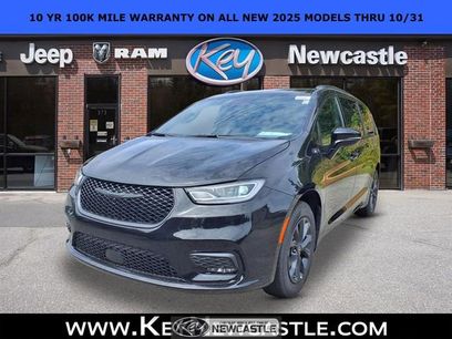New 2025 Chrysler Pacifica Select w/ Fav Edition Package