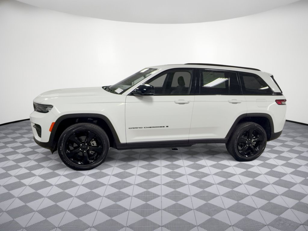 Used 2023 Jeep Grand Cherokee Altitude AWD/4WD image 2