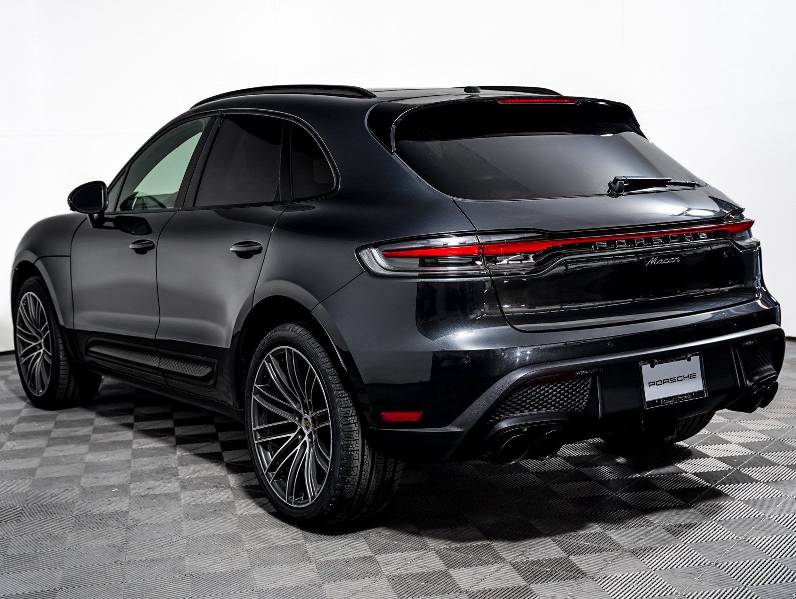 Certified 2024 Porsche Macan AWD/4WD image 3
