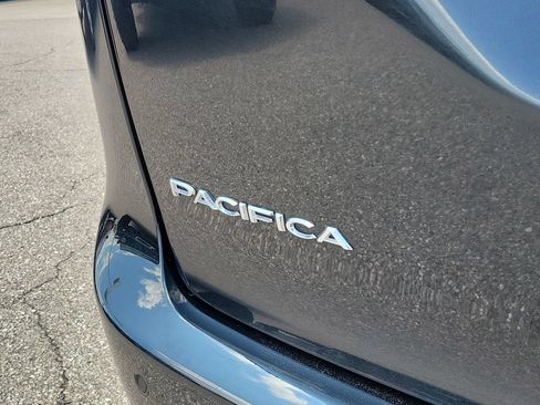 Used 2023 Chrysler Pacifica Touring-L FWD image 7