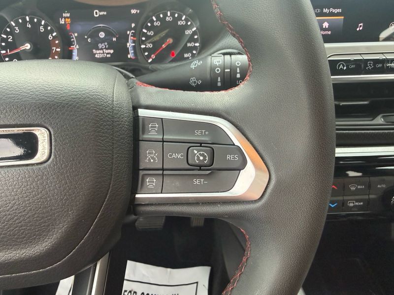 Used 2025 Jeep Compass Trailhawk AWD/4WD image 28