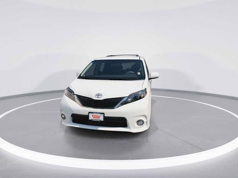 Used 2013 Toyota Sienna SE FWD image 3