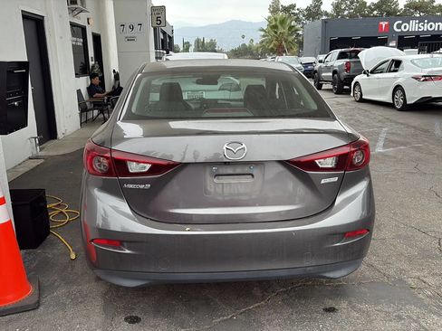 Used 2018 MAZDA MAZDA3 Sport FWD image 2