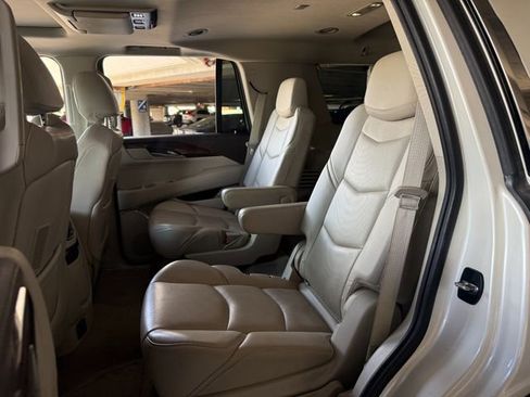 Used 2015 Cadillac Escalade Premium image 25