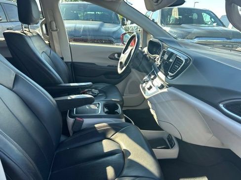 Used 2018 Chrysler Pacifica Touring-L Plus FWD image 7