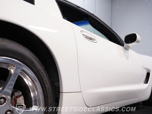 Used 2004 Chevrolet Corvette Coupe w/ Roof Package RWD image 23