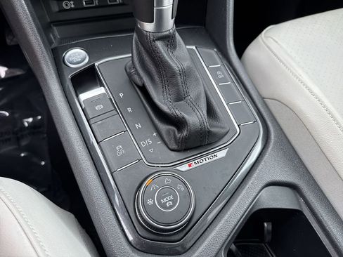 Used 2018 Volkswagen Tiguan SE AWD/4WD image 53