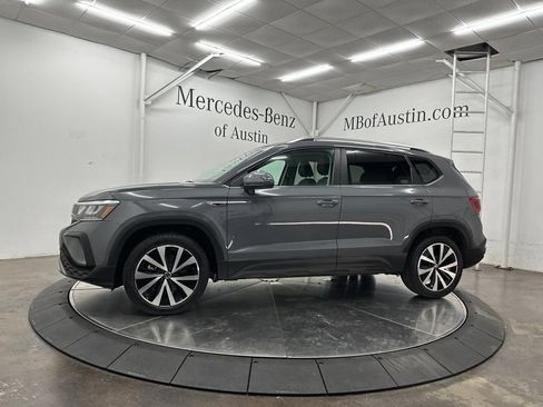 Used 2022 Volkswagen Taos SE FWD image 4