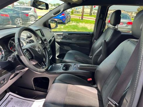 Used 2017 Dodge Grand Caravan SXT w/ Blacktop Package FWD image 21