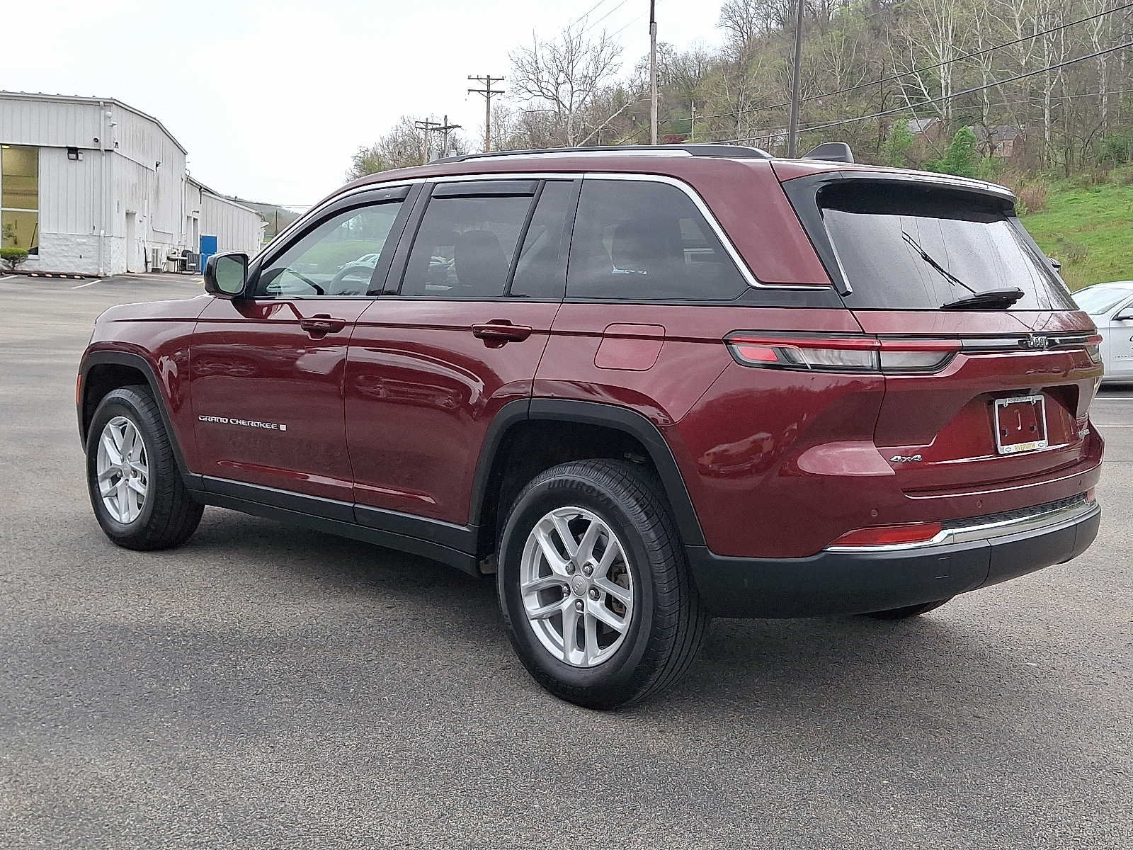 Used 2023 Jeep Grand Cherokee Laredo w/ Luxury Tech Group I AWD/4WD image 4