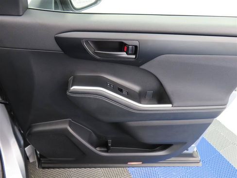 Used 2025 Toyota Highlander LE FWD image 33
