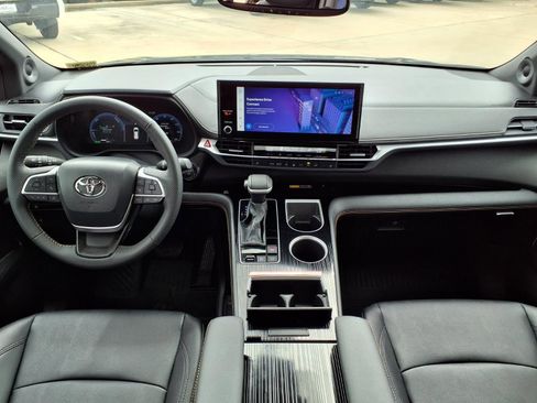 Certified 2025 Toyota Sienna XLE Woodland Edition image 9