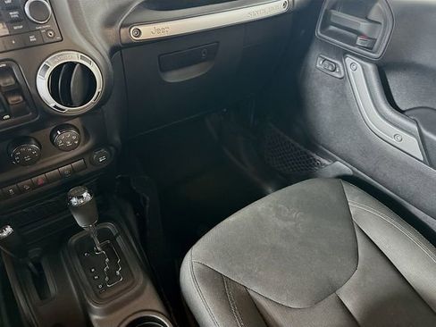 Used 2016 Jeep Wrangler Unlimited Sahara w/ Connectivity Group image 21