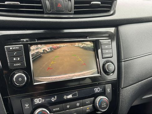 Used 2019 Nissan Rogue SV AWD/4WD image 16