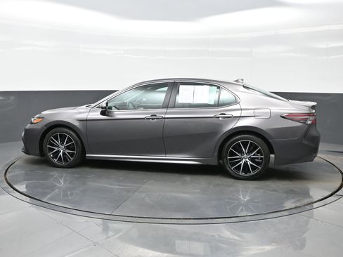 Used 2023 Toyota Camry SE image 3