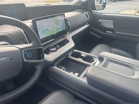 Used 2025 Ford Expedition Active image 26